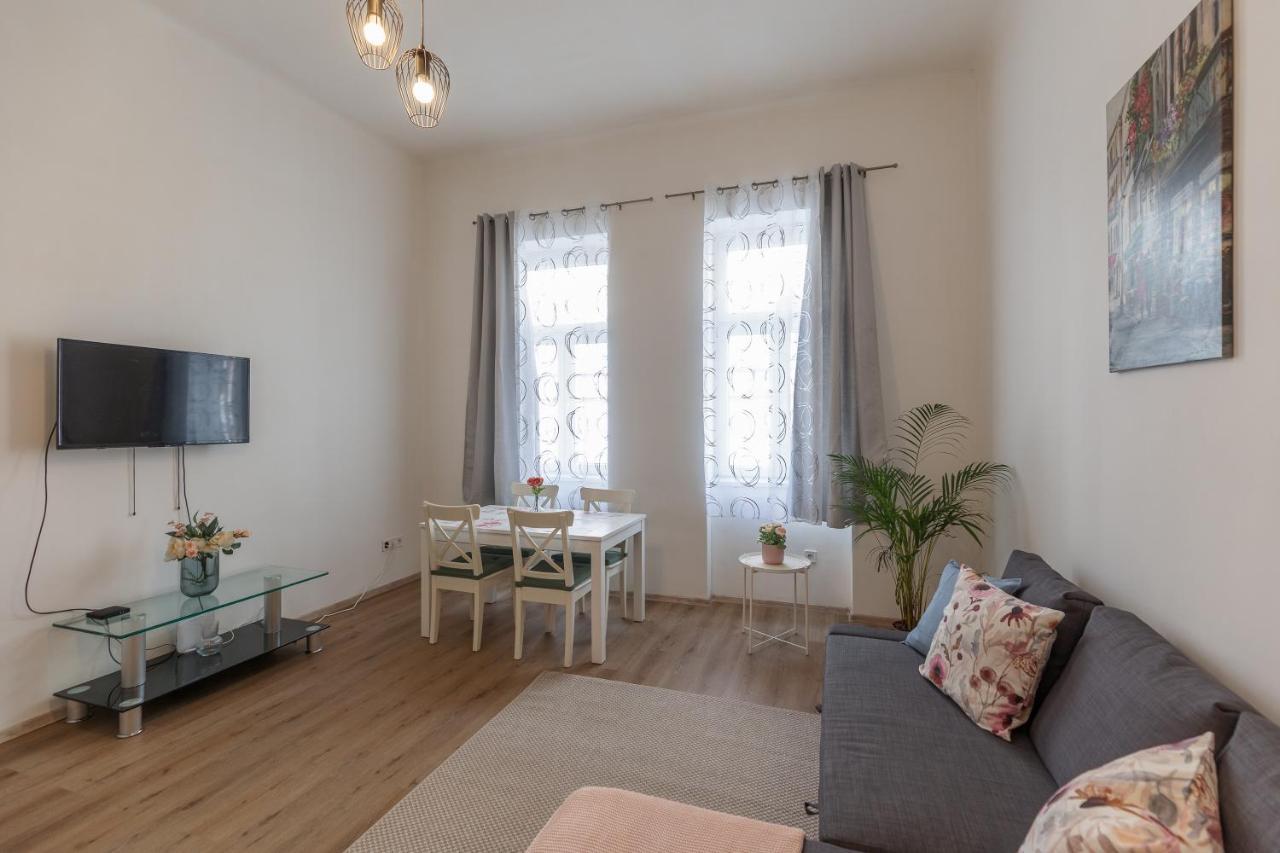 Emily'S Lovely Place Budapest Luaran gambar